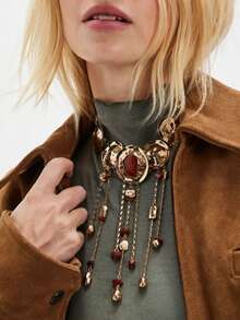 Collar declarativo con borlas y disco martillado a gran escala de estilo bohemio | Accesorio chic de primavera con acento de piedra natural en tono dorado/plateado - borlas - Ver 1