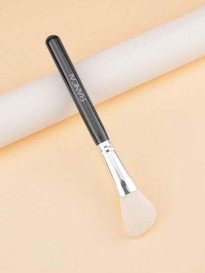 1支大角度轮廓刷/斜角腮红刷，用斜角轻轻勾勒颧骨轮廓。也可用于腮红。适用于修容、腮红和古铜妆容。