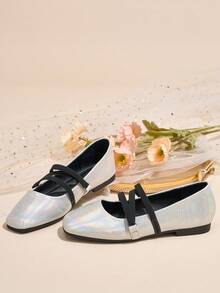 女士时尚百搭方头玛丽珍平底鞋 - 经典百搭的银色，舒适百搭，适合办公室和休闲场合穿着，冬季全天穿着皆宜。新款时尚简约平底鞋，一脚蹬设计，闪亮亮片，松紧带，是情人节、母亲节、婚礼、派对、办公等场合的理想礼物。（尺码偏小，鞋型偏窄，建议选购大一码） - 銀色 - 查看 5