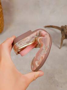 1双女童刺绣网纱芭蕾平底鞋，粉色，系带款式，弹性后跟带，母女同款设计，时尚休闲鞋，可爱公主风，柔软轻盈的圆头设计，适合2-14岁女孩，四季皆宜，适合派对、节日等场合。 - 珊瑚橙 - 查看 5