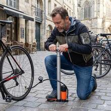 Pompe de sol pour vélo haute pression 58 cm avec manomètre, gonfleur d'air en fer robuste pour vélos de route et de montagne, pompe à main portable avec buses multi-valves pour ballons et pneus (argent) - Argent - Voir 1
