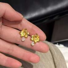 一对复古风格的女士天然仿珍珠花朵耳环。设计独特，品质优雅，展现了中国风耳环的魅力。是情人节、母亲节的理想礼物。 - 淡紫色 - 查看 9