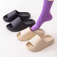 Elegante y ligera para salir, pantufla de color liso con suela antideslizante para uso en interiores y exteriores. Pantufla de plástico para mujer. - Café integral - Ver 4