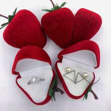 草莓造型戒指盒，内含草莓图案——男女皆宜的结婚、订婚和求婚首饰盒。也是送给丈夫、妻子、女友和男友的精美情人节礼物。戒指盒经久耐用，内衬人造毛皮。首饰盒（款式随机发货）。 - 彩色 - 查看 4