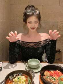 露肩蕾丝波点长袖T恤，时尚修身女款上衣 - 黑色 - 查看 2