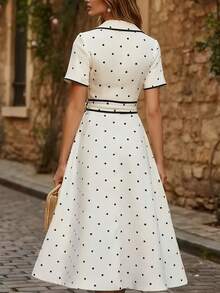 Đầm chấm bi kiểu Pháp cổ điển dành cho nữ, cổ ve áo phối viền tương phản, dáng chữ A, dài đến đầu gối, chất liệu vải dệt thanh lịch, thắt nơ ở eo, cài nút, thích hợp mặc đi biển, dự tiệc hoặc hàng ngày, mùa xuân hè thu, nghỉ lễ. Màu trắng. - trắng - Xem 2