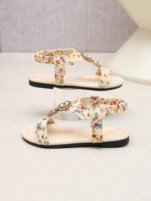 1双女士米色印花图案套脚凉鞋，亮面PU材质，圆头，防滑软底平底凉鞋，适合3-15岁女孩日常穿着，上学、散步、生日派对、旅行皆宜，2026春夏新款。 - 米色 - 查看 2