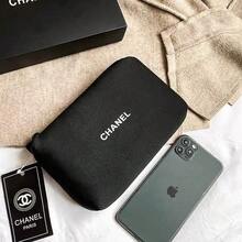 CHANEL Túi đựng đồ vuông màu đen cổ điển với họa tiết in hình vòng tròn đôi màu trắng, khóa kéo và phụ kiện treo tròn đi kèm, chất liệu vải mềm mại, dung tích lớn để đựng mỹ phẩm và các sản phẩm làm đẹp, dễ mang theo và sắp xếp, thích hợp cho du lịch hàng ngày, cất giữ đồ dùng tại nhà và đi làm vào mùa thu/đông, cũng là một món quà tuyệt vời dành cho bạn bè và gia đình. - màu đen - Xem 4