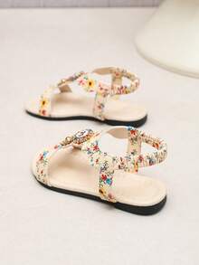 1双女士米色印花图案套脚凉鞋，亮面PU材质，圆头，防滑软底平底凉鞋，适合3-15岁女孩日常穿着，上学、散步、生日派对、旅行皆宜，2026春夏新款。 - 米色 - 查看 5