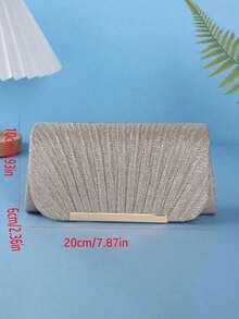 这款晚宴包设计时尚俏皮，融合了东西方风格，是女士出席晚宴或派对的完美之选。链条肩带更添几分魅力。 - 金色 - 查看 2