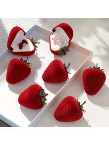 草莓造型戒指盒，内含草莓图案——男女皆宜的结婚、订婚和求婚首饰盒。也是送给丈夫、妻子、女友和男友的精美情人节礼物。戒指盒经久耐用，内衬人造毛皮。首饰盒（款式随机发货）。 - 彩色 - 查看 2