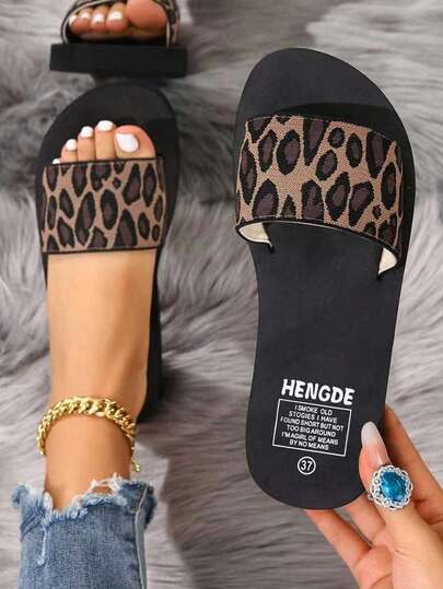 Sandales plates élastiques simples et sexy à imprimé léopard noir, style décontracté d'Hawaï. Sandales légères en plastique pour intérieur, idéales pour la plage, les stations balnéaires et les fêtes d'Hawaï. Chaussures d'été confortables pour la plage.