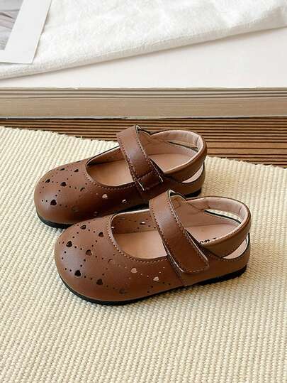Một đôi giày bệt Mary Jane thoáng khí và thoải mái dành cho bé gái, hoàn hảo cho mùa xuân/hè 2026 - Phù hợp để mang hàng ngày.