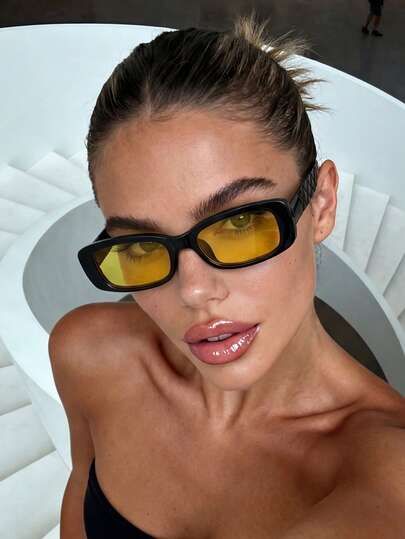 一副男女通用简约长方形黄色眼镜，时尚配饰，适合街头摄影、穿搭、度假、旅行等场合。