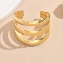 Pulseira feminina brilhante, com abertura ampla e design exclusivo, em várias camadas. Uma joia moderna e criativa para o Ins."Pulseira Dourada com Três Faixas – Design Escultural e Estilo Europeu Moderno" - Grandes 3 círculos - Visão 8