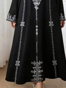 Plus Size V-Neck Printed Vintage Loose Plus Size Long Sleeve Dress, Suitable For All Seasons Elegant Spring - Black and White - View 4