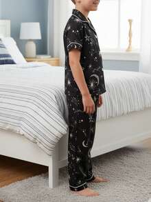 Bộ đồ ngủ 2 món cho bé trai, áo sơ mi ngắn tay cài cúc phía trước và quần in hình sao và trăng, đồ ngủ mặc nhà, bộ đồ ngủ chòm sao cho bé trai. - màu đen - Xem 4