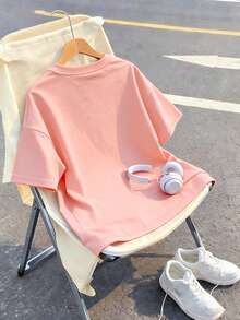 这套休闲套装采用独特的女子组合印花设计，包括一件粉色短袖圆领T恤和一条粉色喇叭裤。 - 粉色 - 查看 6