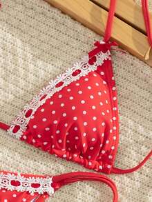 Conjunto de bikini a lunares rojos 2026 nuevo. Parte superior triangular con ribete de encaje, Bottom de natación con lazo delantero. Elegante traje de baño para vacaciones de verano en la playa - Multicolor - Ver 8