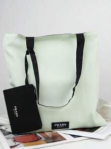 Prada Túi đeo vai màu xanh lá cây và đen chất liệu vải. Túi đựng mỹ phẩm, túi tote vải bố. Thời trang Xuân Hè 2026 mới. Vật dụng cần thiết khi đi du lịch. Túi tote dung tích lớn với ngăn đựng thẻ nhỏ. Thích hợp sử dụng hàng ngày hoặc làm quà tặng dịp lễ. - Đen và xanh lá cây - Xem 5
