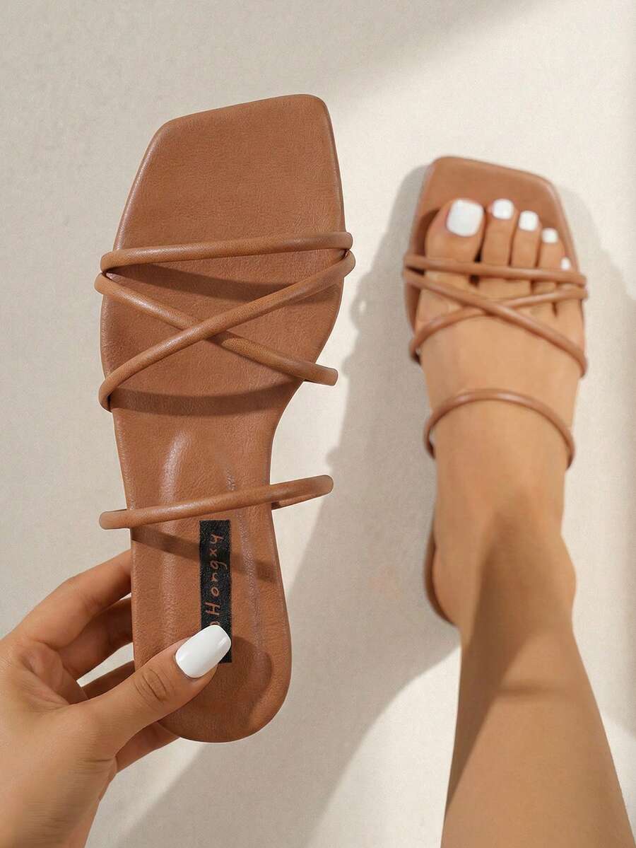 棕色平底女士户外拖鞋，简约多带仿皮露趾凉拖，春夏穿搭