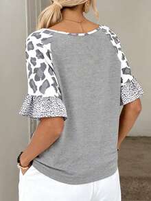 Camiseta feminina casual de verão com estampa de leopardo, decote em V e punhos florais. - Cinza - Ver 3
