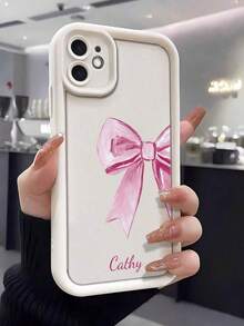 Coque de téléphone personnalisable avec texte et nœud papillon, protection intégrale, en silicone souple mat sablé, motif haute définition, compatible avec iPhone 17 Air 16 15 14 13 12 11 Pro Max, Galaxy S25 24 23 Ultra FE A55 54 35 et autres modèles. Fabriquée en polycarbonate rigide, résistante aux rayures et aux traces de doigts. Cadeau personnalisé idéal pour un frère, un anniversaire, un anniversaire de mariage, un ami, la famille ou un couple. Convient pour les loisirs, les cadeaux commémoratifs et une utilisation quotidienne. - Blanc - Voir 7
