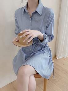 Vestido corto de mujer Vestido camisero a rayas para mujer - Estilo otoñal de largo medio, corte ajustado con corte que define la cintura, elegante botonadura delantera y cinturón para atar. Vestido camisero a rayas azules y blancas. - Azul - Ver 8