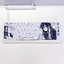 Bộ keycap Winter có thiết kế đen trắng trang nhã, chất liệu PBT với kiểu dáng nghệ thuật đường nét. Chúng được sản xuất bằng phương pháp in chuyển nhiệt năm mặt và khắc chìm ở mặt trước, tương thích với bàn phím cơ 60, 65 và 68 phím. - Yukino trong ảnh đen trắng - Xem 2