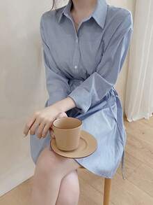 Vestido corto de mujer Vestido camisero a rayas para mujer - Estilo otoñal de largo medio, corte ajustado con corte que define la cintura, elegante botonadura delantera y cinturón para atar. Vestido camisero a rayas azules y blancas. - Azul - Ver 9
