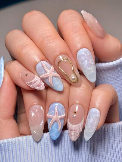 用24片中号杏仁形按压式假指甲瞬间提升您的造型！清新春夏海洋度假风3D凝胶按压式假指甲，金色点缀波浪纹理海星设计，时尚3D贝壳浅蓝色波浪图案，奢华珍珠银珠按压式假指甲，全覆盖假指甲套装，适合女性和女孩。套装包含1张粘合贴片和1条迷你果冻凝胶条。随机发货。