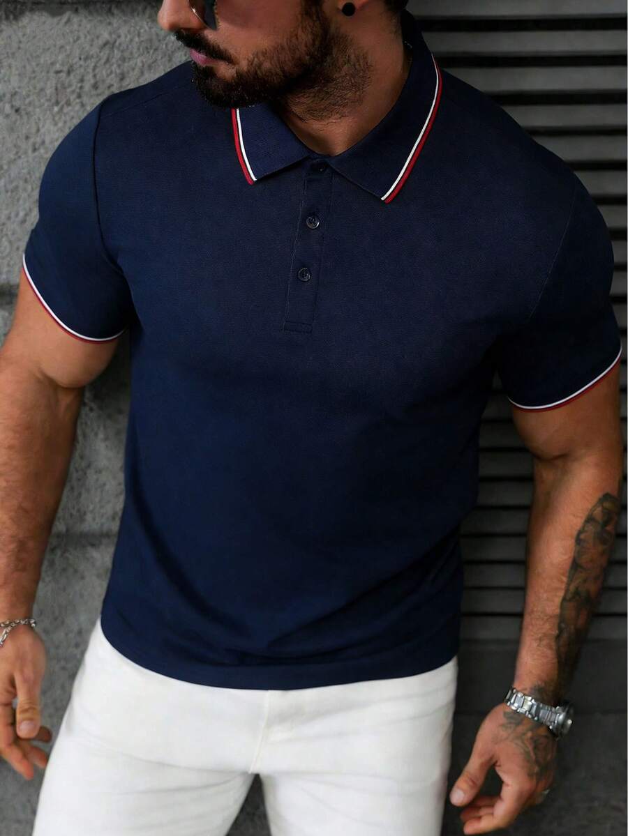 男士深藍色短袖 Polo 衫，紅白對比條紋領，休閒高爾夫戶外日常穿著運動衫
