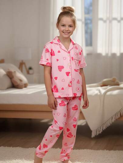 Bộ đồ ngủ 2 món cho bé gái, áo tay ngắn cài cúc phía trước và quần in hình trái tim, đồ ngủ mặc nhà mềm mại, thoáng khí.