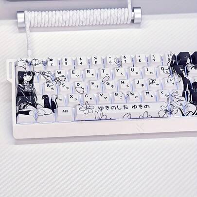Bộ keycap Winter có thiết kế đen trắng trang nhã, chất liệu PBT với kiểu dáng nghệ thuật đường nét. Chúng được sản xuất bằng phương pháp in chuyển nhiệt năm mặt và khắc chìm ở mặt trước, tương thích với bàn phím cơ 60, 65 và 68 phím.