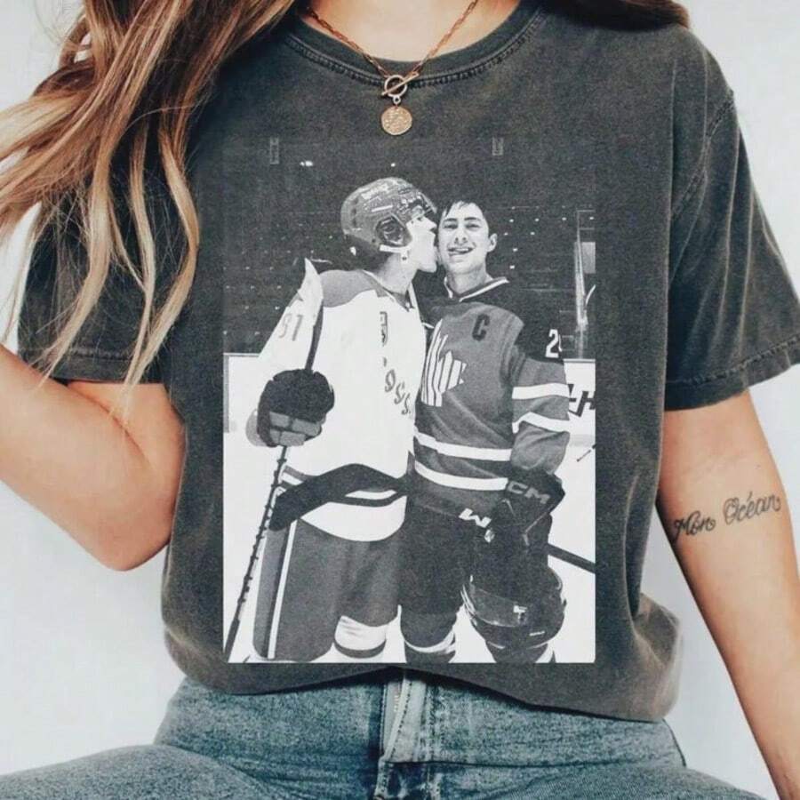 Comfort Hudson Williams Connor Storrie Shirt Vintage T-Shirt, Gift For Woman And Man Unisex T - màu đen - Xem 1