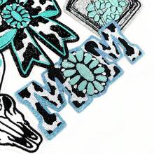 9件裝西式牛仔風刺繡貼布，包含綠松石寶石圖案、蝴蝶結、棋盤格、黑桃、十字架、花朵、香水瓶、牛頭、字母元素，復古西部設計，高密度刺繡，不對稱輪廓，3D刺繡細節，適用於熨燙或縫製DIY貼布於牛仔夾克、連帽衫、包包、帽子、日常穿搭、舞台服裝、春季裝飾 - 綠松石系列 - 查看 5