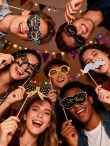 30 piezas de accesorios para photocall de boda en negro y dorado, decoraciones para fiesta de cumpleaños, adecuado para cumpleaños, boda, fiesta, discoteca, carnaval, que incluye sombreros, labios, corbatas, coronas y otros accesorios para photocall - Accesorios para fotos - Ver 2