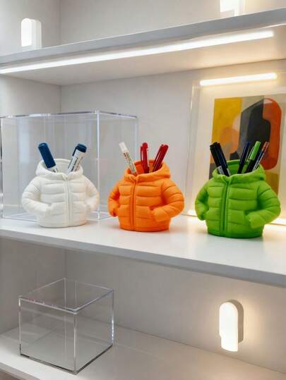 一套创意3D打印桌面学生文具收纳装饰套装，包含笔筒、杯盖和杯垫，适合教室桌面使用，是绝佳的返校礼物。