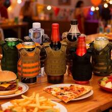 1 Stück Mini Oxford Stoff Bierflasche Hülle, abnehmbar, kleiner Weste Getränkehalter geeignet für Bierflaschen, tägliche Wasserflaschen, Dosen, Getränkeflaschen, Puppen, Mineralwasserflaschen - Bar Dekoration, Outdoor Tasche, Taktische Weste, Camping Zubehör, Outdoor Ausrüstung, kreatives Design, dick und langanhaltend, geeignet für Outdoor-Sport, Campingküche, Outdoor-Camping, Camping-Ausrüstung, Bar-Bedarf, Küchenbedarf, Küchendekoration, Getränkedekoration Zubehör, Gastronomie-Bedarf, Reise, Party- und Essens-Bedarf - Verschiedenfarbig - Übersicht 4