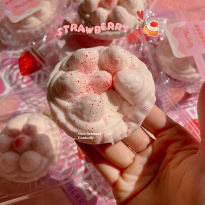 1个逼真草莓蛋糕捏捏乐玩具 - 柔软Q弹草莓蛋糕捏捏乐，手指减压玩具，慢回弹，舒缓压力，捏捏乐，新款TPR捏捏乐玩具，缝纫玩具，旅行玩具，课堂解压玩具，迷你小物，洗澡玩具，圣诞文具，压力球，生日礼物，完美礼物（实物无水印）（配件随机/配件颜色和款式随机）（珍珠链和缝纫线颜色随机，颜色不固定，并非仅限于图片所示颜色）