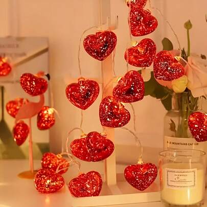 1串心形LED灯串，适用于订婚、表白、婚礼等场合。也可用于家居卧室照明、节日商场餐厅营造浪漫氛围装饰。灯串经久耐用，安装简便。浪漫氛围装饰灯串。