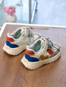 1 par de zapatos deportivos casuales para niños, adecuados para todas las estaciones, con cierre conveniente y suela blanda para caminar, zapatos casuales planos antideslizantes de color gris para niños para parque/otoño, zapatos casuales suaves, cómodos y ligeros de color blanco para niñas para vacaciones de verano, zapatos deportivos casuales de cuero rosa para niños y niñas en otoño/invierno, adecuados para la vida diaria y actividades al aire libre para niños de 2 a 8 años - Gris - Ver 5