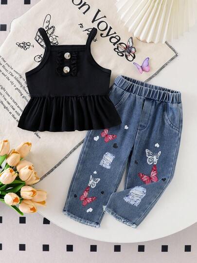 Conjunto de 2 piezas para niña bebé con top corto sin mangas con volantes y decoración de botones, y pantalones vaqueros desgastados con estampado de mariposa y corazón