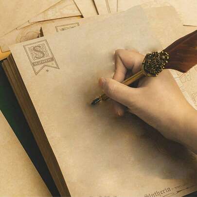  Zestaw papieru do pisania Harry Potter House – 100 arkuszy w opakowaniu – Styl pergaminu vintage – Zawiera wzory Gryffindoru, Slytherinu, Hufflepuffu i Ravenclawu – Idealny do pisania listów, prowadzenia dziennika i scrapbookingu – Pamiątkowe prezenty dekoracyjne dla fanów [oficjalnie licencjonowane] – 17,6 x 25 cm