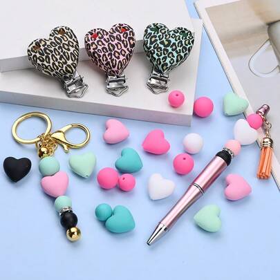 23件套硅胶心形多功能串珠套装，彩色豹纹心形夹子搭配硅胶心形珠子，DIY首饰制作套装，适用于DIY钥匙扣、串珠笔、手工艺品等。