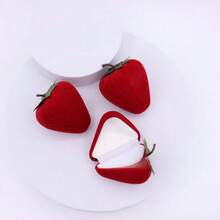 草莓造型戒指盒，内含草莓图案——男女皆宜的结婚、订婚和求婚首饰盒。也是送给丈夫、妻子、女友和男友的精美情人节礼物。戒指盒经久耐用，内衬人造毛皮。首饰盒（款式随机发货）。 - 彩色 - 查看 8