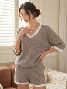 Knit Mix 优雅女士时尚V领针织衫套装，短袖短裤，适合春秋季穿着，百搭休闲装，也适合圣诞节、感恩节和新年等场合。 - 卡其色 - 查看 4