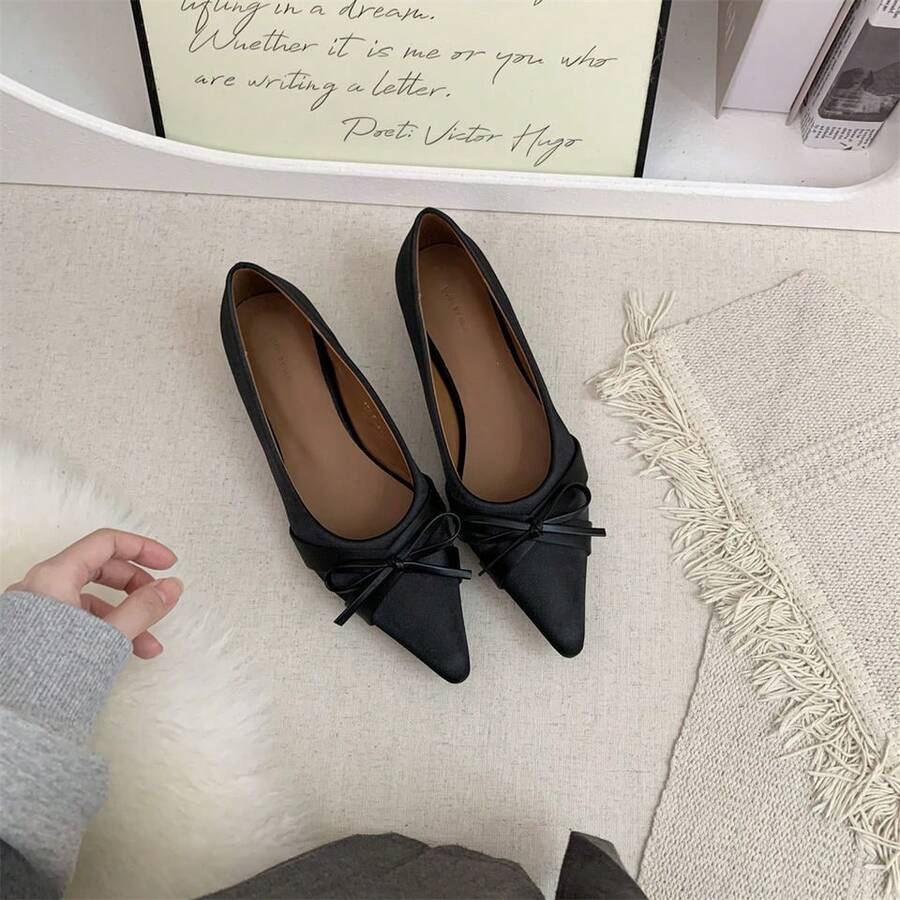 Zapatos planos casuales para mujer, versátiles y elegantes, con altura incorporada y diseño de punta afilada en satén, perfectos para combinar con vestidos. - Negro - Ver 1