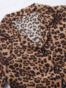 Bộ 3 món đồ ngủ nữ kiểu dáng thường ngày, họa tiết da báo, có túi trước và cài nút, tay ngắn, gồm quần short và quần dài, rộng rãi và thoải mái, thích hợp cho mùa xuân/hè. - Nhiều màu - Xem 4