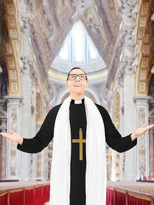 成人男士牧师服装套装，包括牧师长袍（白色）和十字架，适合化装舞会和活动装饰。 - 彩色 - 查看 14